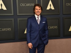 Tom Cruise Telanjang Dada di Pantai Spanyol, Netizen Heboh