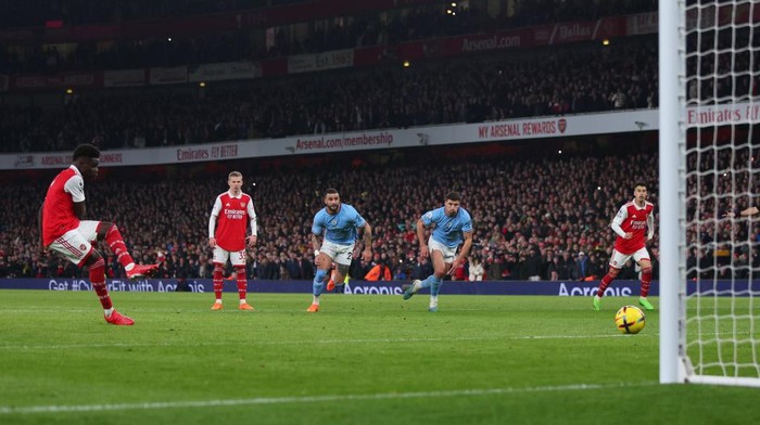 LONDON, ENGLAND - FEBRUARY 15: Bukayo Saka of Arsenal scores a goal from a penalty during the Premier League match between Arsenal FC and Manchester City at Emirates Stadium on February 15, 2023 in London, United Kingdom. (Photo by Marc Atkins/Getty Images)