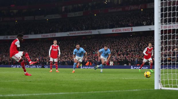 LONDON, ENGLAND - FEBRUARY 15: Bukayo Saka of Arsenal scores a goal from a penalty during the Premier League match between Arsenal FC and Manchester City at Emirates Stadium on February 15, 2023 in London, United Kingdom. (Photo by Marc Atkins/Getty Images)