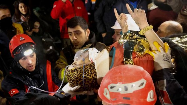 210 Jam Terjebak Reruntuhan Gempa, Gadis 15 Tahun Berhasil Diselamatkan