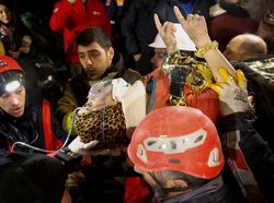 210 Jam Terjebak Reruntuhan Gempa, Gadis 15 Tahun Berhasil Diselamatkan