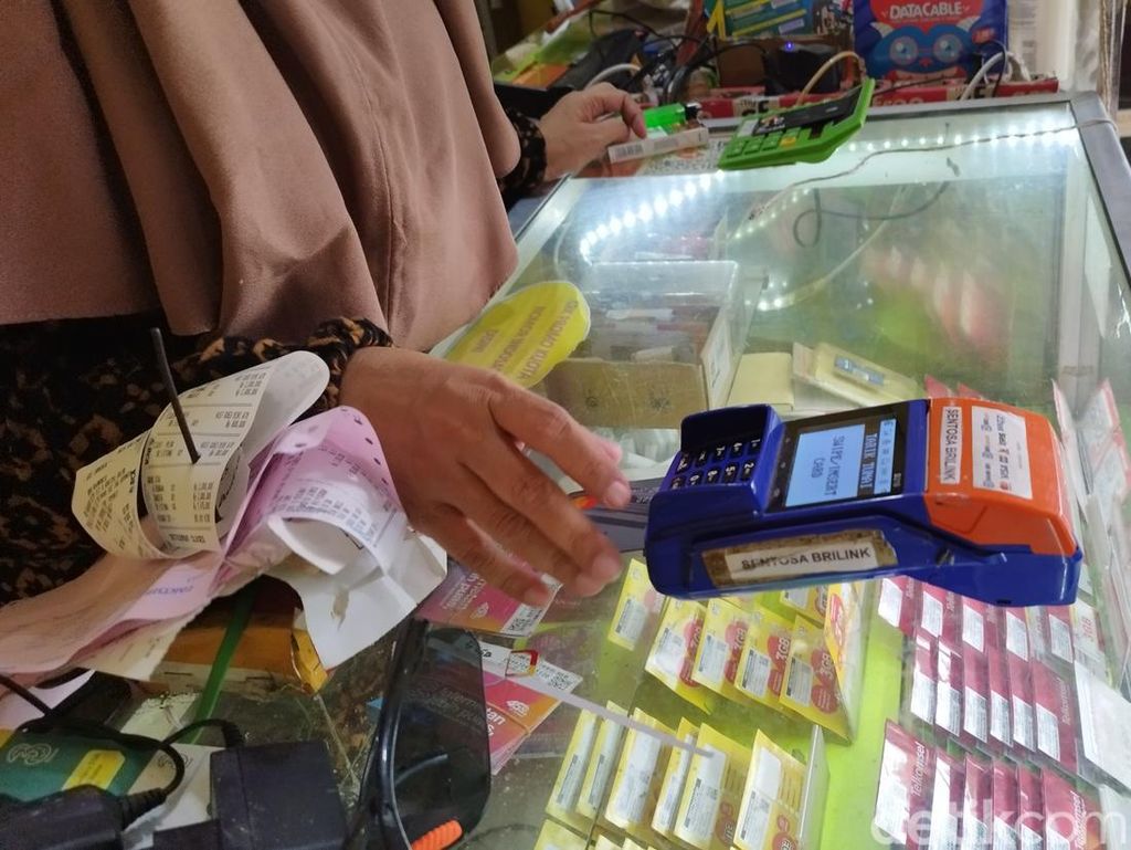 Iwan Sotomie dan Iwan Tahu Bulat di Agen Bank Iwan Sotomie dan Iwan Tahu Bulat di Agen Bank