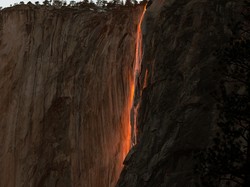 Air Terjun Api yang Magis di Amerika