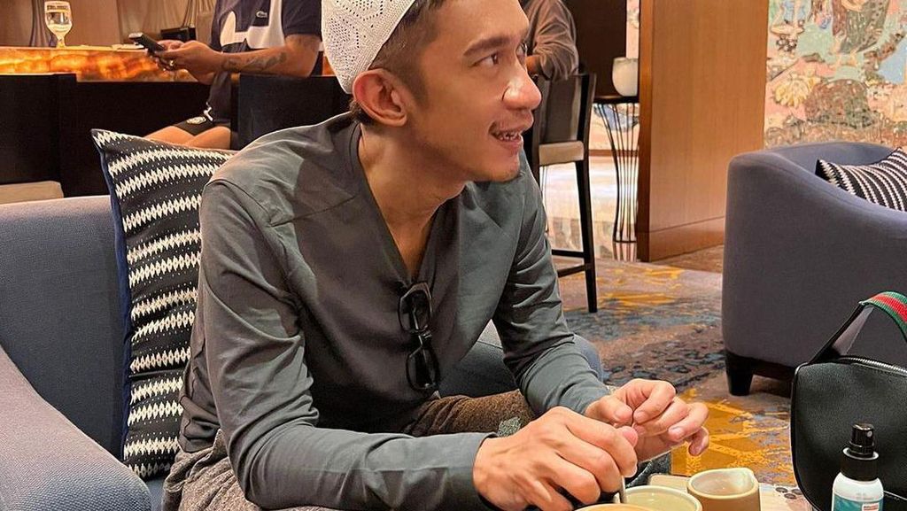 Begini Serunya Aming Saat Kumpul Bersama Teman Kulineran Begini Serunya Aming Saat Kumpul Bersama Teman Kulineran