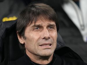 Viral Antonio Conte Naik Pesawat Ekonomi
