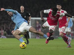 Henry ke Arsenal: Tenang, Kalah dari Man City Bukan Akhir Segalanya