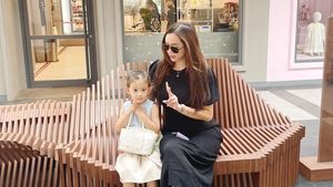 8 Foto Aura Kasih dan Putri Bulenya yang Makin Besar, Pancarkan Aura Hot Mom