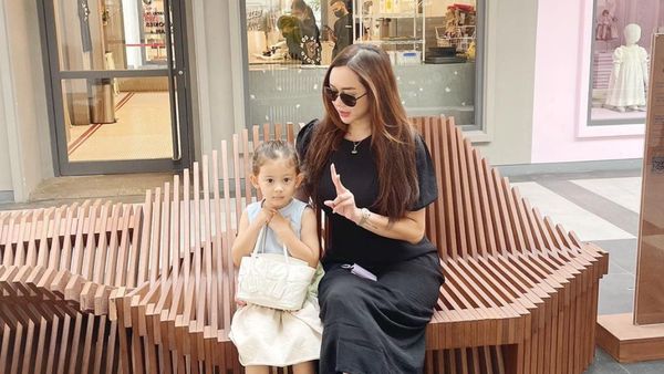 8 Foto Aura Kasih dan Putri Bulenya yang Makin Besar, Pancarkan Aura Hot Mom