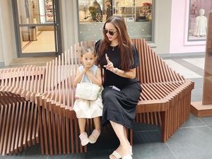 8 Foto Aura Kasih dan Putri Bulenya yang Makin Besar, Pancarkan Aura Hot Mom