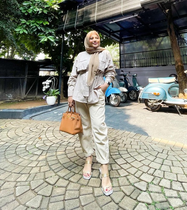 Aurel | Foto: Instagram | @aurelie.hermansyah Inspirasi gaya ke kantor minimalis ala selebriti Indonesia