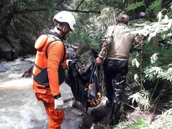 Balita Terseret Banjir Sikka Ditemukan Tewas Nyangkut di Batu Dalam Air
