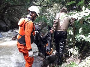 Balita Terseret Banjir Sikka Ditemukan Tewas Nyangkut di Batu Dalam Air Balita Terseret Banjir Sikka Ditemukan Tewas Nyangkut di Batu Dalam Air