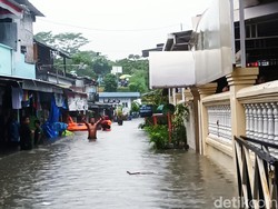 Pucangsawit Kota Solo Kebanjiran, Tinggi Air Capai Semeter