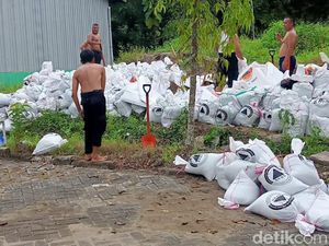 Waspada! Bengawan Solo Bojonegoro Siaga Kuning, Sandbag-Doorlock Disiapkan Waspada! Bengawan Solo Bojonegoro Siaga Kuning, Sandbag-Doorlock Disiapkan