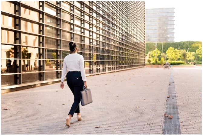 Berangkat ke kantor/Foto:freepik/raul-mellado