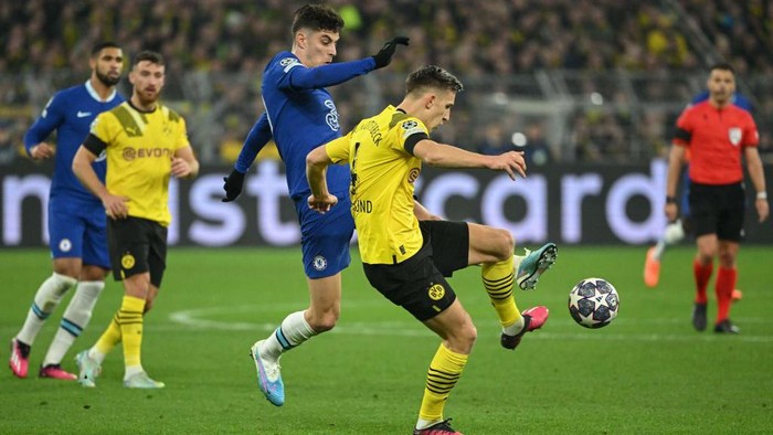 Dortmunds German defender Nico Schlotterbeck (R) and Chelseas German midfielder Kai Havertz vie for the ball during the UEFA Champions League, first-leg, round of 16 football match BVB Borussia Dortmund vs Chelsea FC, in Dortmund, western Germany, on February 15, 2023. (Photo by INA FASSBENDER / AFP) (Photo by INA FASSBENDER/AFP via Getty Images)