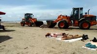 90 Ton Kayu Raksasa Penuhi Pantai Seminyak, Bule Cuek Berjemur