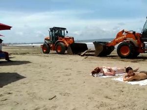 90 Ton Kayu Raksasa Penuhi Pantai Seminyak, Bule Cuek Berjemur 90 Ton Kayu Raksasa Penuhi Pantai Seminyak, Bule Cuek Berjemur