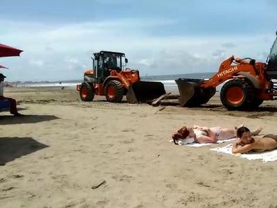 Pantai di Bali Banyak Sampah Kayu, Bule Ini Cuek Berjemur