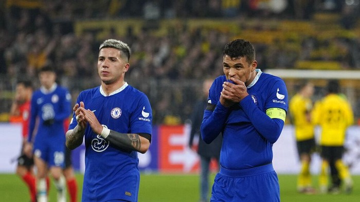 Chelseas Enzo Fernandez, left, is flanked by his teammate Thiago Silva as they cheer supporters at the end of the Champions League, round of 16, first leg soccer match between Borussia Dortmund and Chelsea FC in Dortmund, Germany, Wednesday, Feb. 15, 2023. (AP Photo/Martin Meissner)