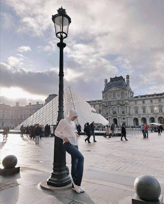 Citra | Foto: Instagram | @citraciki Inspirasi gaya ke kantor minimalis ala selebriti Indonesia