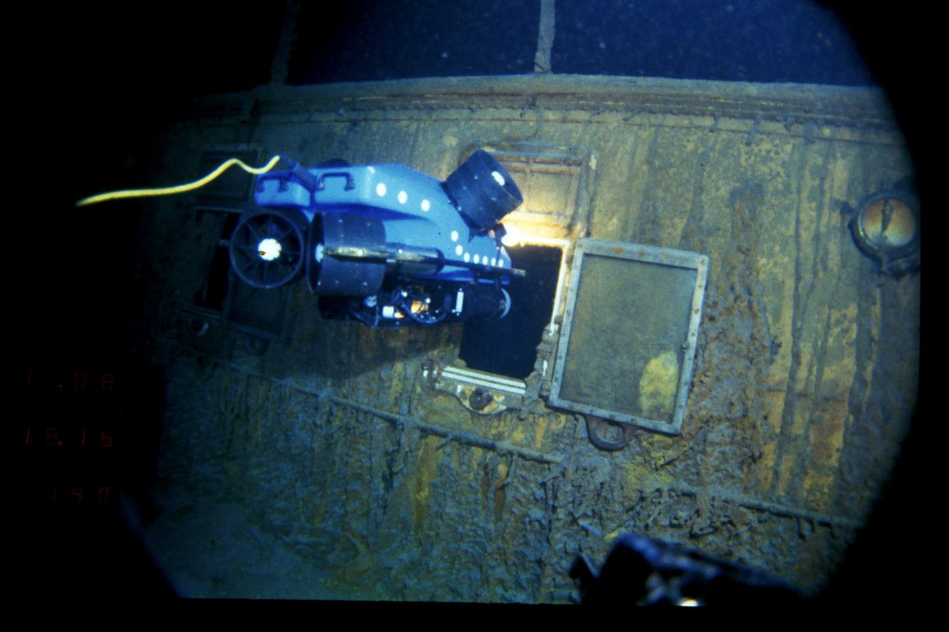 Dalam gambar yang disediakan oleh Woods Hole Oceanographic Institution ini, kendaraan jarak jauh bawah air memeriksa jendela Titanic yang terbuka 12.500 kaki (3,8 kilometer) di bawah permukaan laut, 400 mil (640 kilometer) lepas pantai Newfoundland, Kanada pada tahun 1986 Video penyelaman langka dan dalam beberapa kasus belum pernah dilihat publik dirilis pada Rabu, 15 Februari 2023, oleh Lembaga Oseanografi Woods Hole. (Woods Hole Oceanographic Institution via AP)