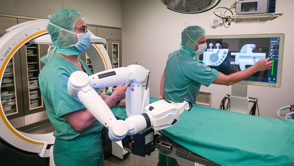 Canggih! Dokter Bedah di Jerman Lakukan Operasi dengan Lengan Robot
