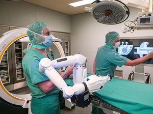 Canggih! Dokter Bedah di Jerman Lakukan Operasi dengan Lengan Robot