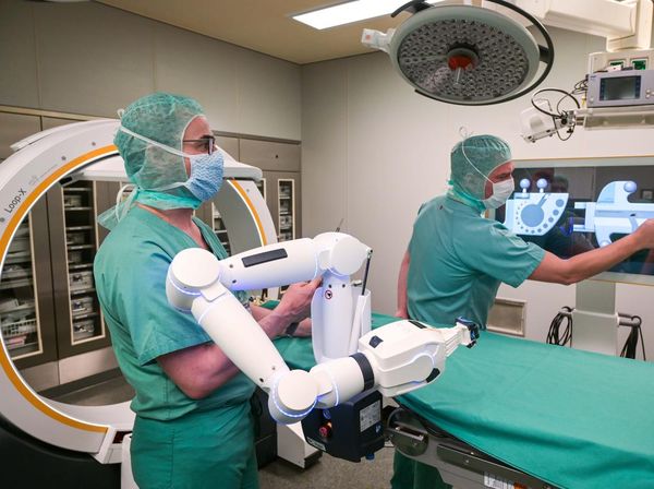 Canggih! Dokter Bedah di Jerman Lakukan Operasi dengan Lengan Robot