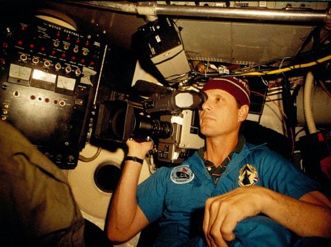 Dr. Robert Ballard dari WHOI bekerja saat kembali ke bangkai kapal Titanic, Juli 1986. (WHOI Archives/Woods Hole Oceanographic Institution/Handout via REUTERS)