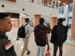 Pakai Paspor Palsu, Pemain Sepak Bola Nigeria Dideportasi Kemenkumham Jatim Pakai Paspor Palsu, Pemain Sepak Bola Nigeria Dideportasi Kemenkumham Jatim