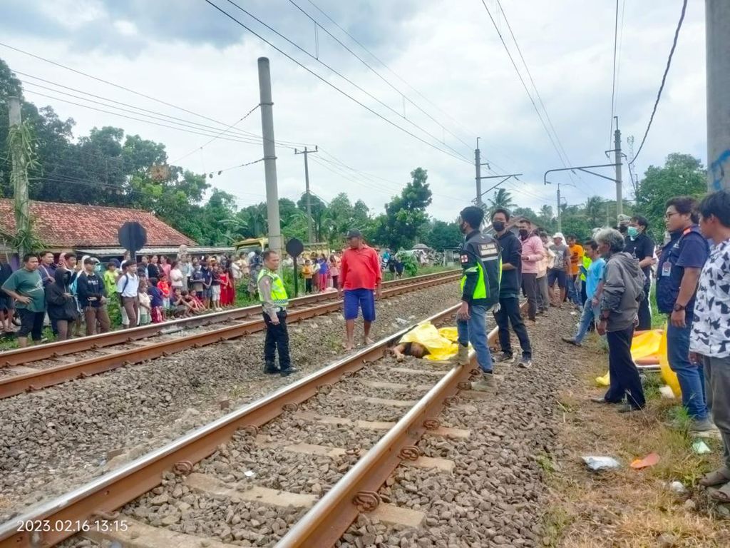 Pemotor Tewas Tertabrak Kereta di Perlintasan Tanpa Palang Pintu Bogor Pemotor Tewas Tertabrak Kereta di Perlintasan Tanpa Palang Pintu Bogor