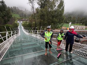 Gubernur Khofifah Jatuh di Jembatan Kaca Bromo, Traveler Soroti Keamanannya Gubernur Khofifah Jatuh di Jembatan Kaca Bromo, Traveler Soroti Keamanannya