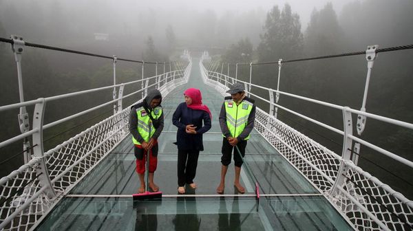 Ada Jembatan Kaca di Bromo, Berani Lewati?