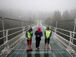 Detik-detik Gubernur Jatim Khofifah Jatuh di Jembatan Bromo