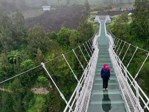 Jembatan Kaca Seruni Point Bromo: Lokasi hingga Pesona Andalannya Jembatan Kaca Seruni Point Bromo: Lokasi hingga Pesona Andalannya