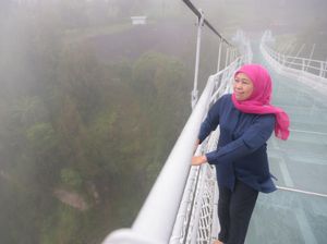 Populer: Detik-detik Gubernur Khofifah Jatuh di Jembatan Kaca Bromo