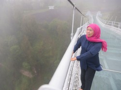 Populer: Detik-detik Gubernur Khofifah Jatuh di Jembatan Kaca Bromo