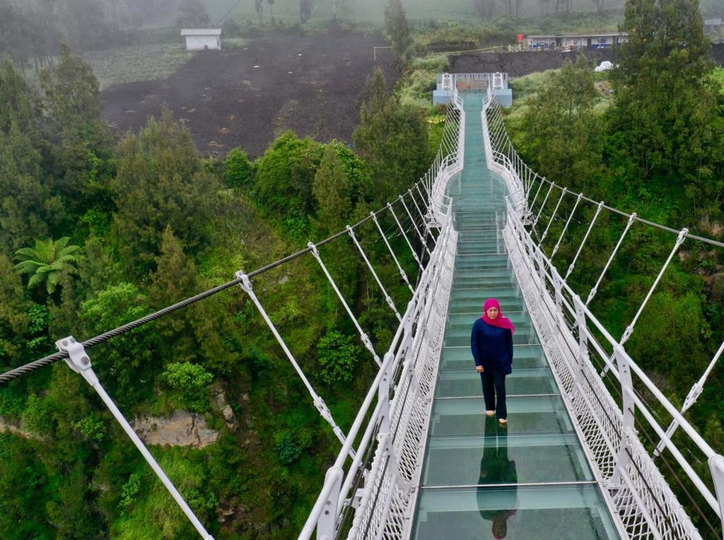 Detik-detik Khofifah Jatuh Saat Jajal Jembatan Kaca Gunung Bromo
