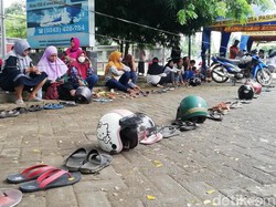 Helm dan Sandal Berjajar Rapi Antre Beras Murah di Kota Pasuruan