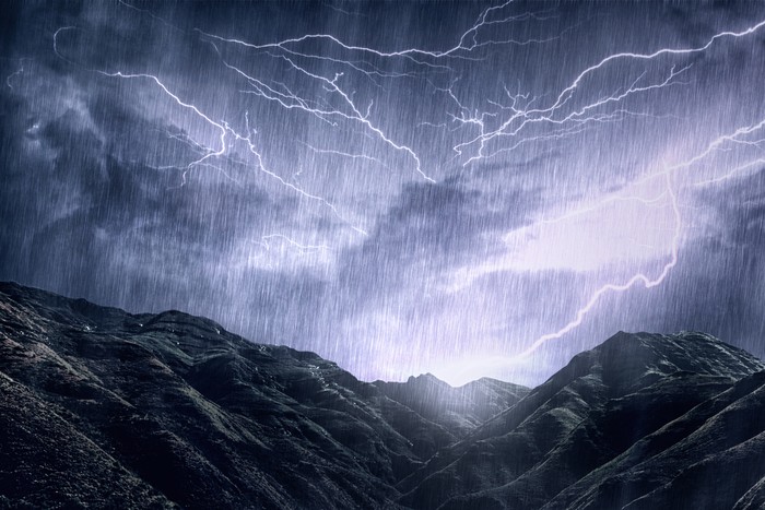 Ilustrasi Hari Kiamat Shot of a dramatic thunderstorm over a mountainhttp://195.154.178.81/DATA/i_collage/pi/shoots/783670.jpg