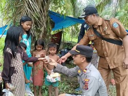 Gerakan Jumat Berkah Iptu Fajar Lunturkan Kebencian Warga pada Polisi