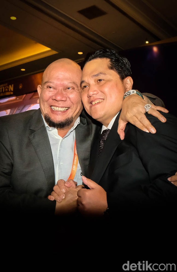 Jadi Caketum PSSI, Erick Thohir-La Nyalla Rangkulan Empat kandidat siap memperebutkan kursi ketum PSSI lewat KLB PSSI. Sebelum pemilihan, Erick Thohir dan La Nyalla Mattalitti sempat salam komando dan saling merangkul.