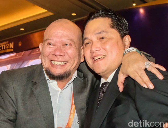 Empat kandidat siap memperebutkan kursi ketum PSSI lewat KLB PSSI. Sebelum pemilihan, Erick Thohir dan La Nyalla Mattalitti sempat salam komando dan saling merangkul.