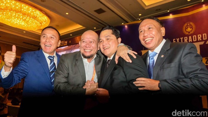 Jadi Caketum PSSI, Erick Thohir-La Nyalla Rangkulan Empat kandidat siap memperebutkan kursi ketum PSSI lewat KLB PSSI. Sebelum pemilihan, Erick Thohir dan La Nyalla Mattalitti sempat salam komando dan saling merangkul.