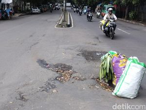Hati-hati, Jalan Dago Bandung Berlubang!