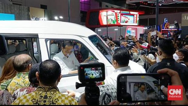 Presiden Joko Widodo (Jokowi) mengunjungi stan Esemka di Indonesia International Motor Show (IIMS), Kamis (16/2/2023).