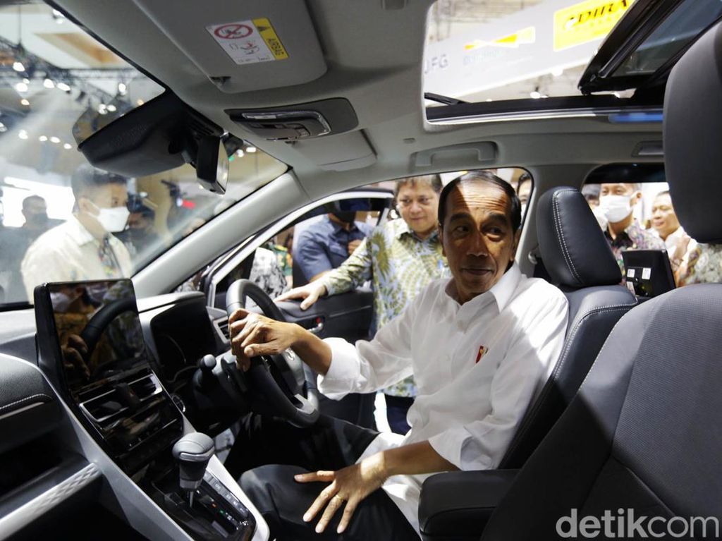 Sempat Duduk di Kabin Kijang Innova Zenix, Jokowi Titip Pesan Ini ke Toyota