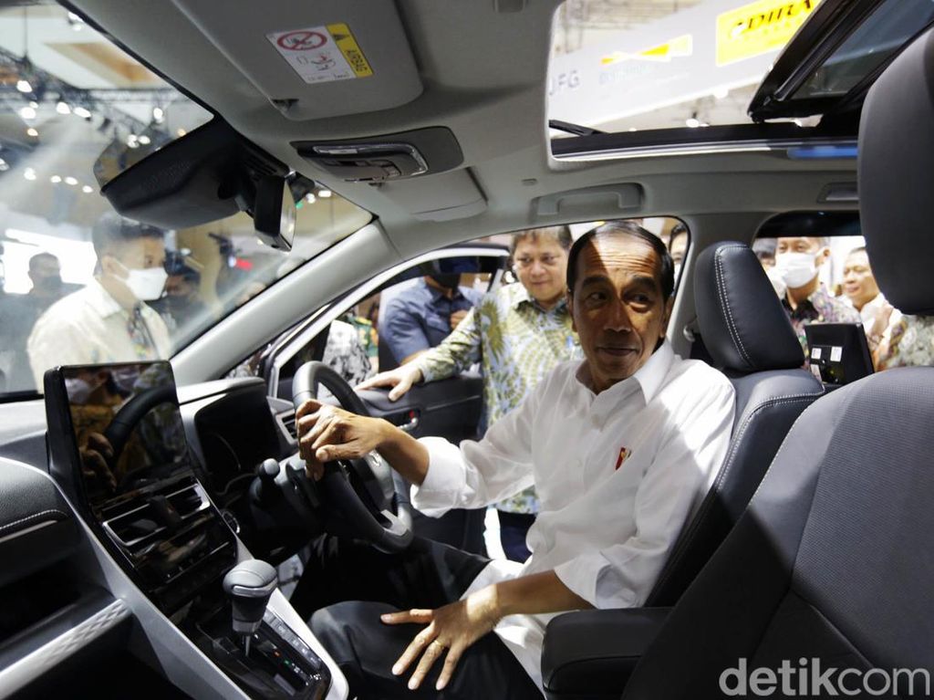 Sempat Duduk di Kabin Kijang Innova Zenix, Jokowi Titip Pesan Ini ke Toyota Sempat Duduk di Kabin Kijang Innova Zenix, Jokowi Titip Pesan Ini ke Toyota