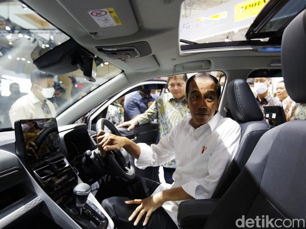 Potret Jokowi Buka IIMS 2023 hingga Jajal Kabin Kijang Innova Zenix